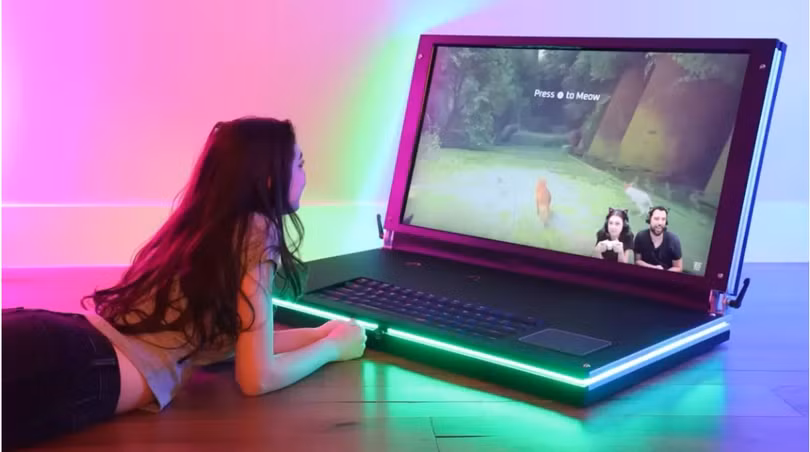 Cặp đôi Youtuber chế tạo thành công mẫu laptop gaming lớn nhất thế giới (Ảnh: Tech Spot)