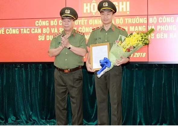 Trao Quyết định Cục trưởng Cục An ninh mạng và phòng, chống tội phạm sử dụng công nghệ cao cho tướng Nguyễn Minh Chính. (Nguồn: Mps.gov.vn)