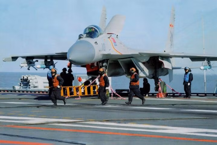Huấn luyện trên tàu sân bay Liêu Ninh, Hải quân Trung Quốc. Nguồn ảnh: Thời báo Hoàn Cầu, Trung Quốc.