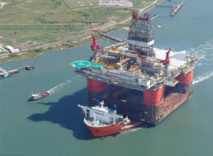 Tàu bán ngầm hạng nặng Blue Marlin Hà Lan chở giàn khoan. Nguồn ảnh: Chinanews.