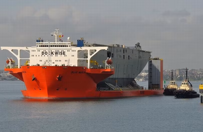 Tàu bán ngầm hạng nặng Blue Marlin Hà Lan chở tàu tấn công đổ bộ Canberra về Australia.