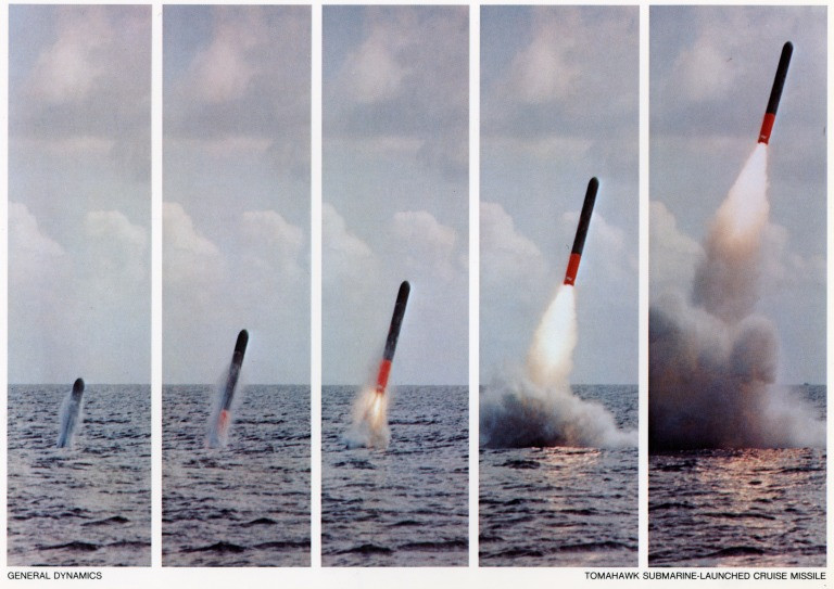 Tên lửa Tomahawk bắn từ tàu ngầm.