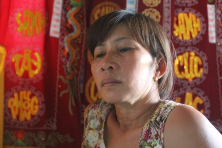 Vợ người thợ lặn xấu số Lê Văn Ngày. Ảnh: N.BĂNG