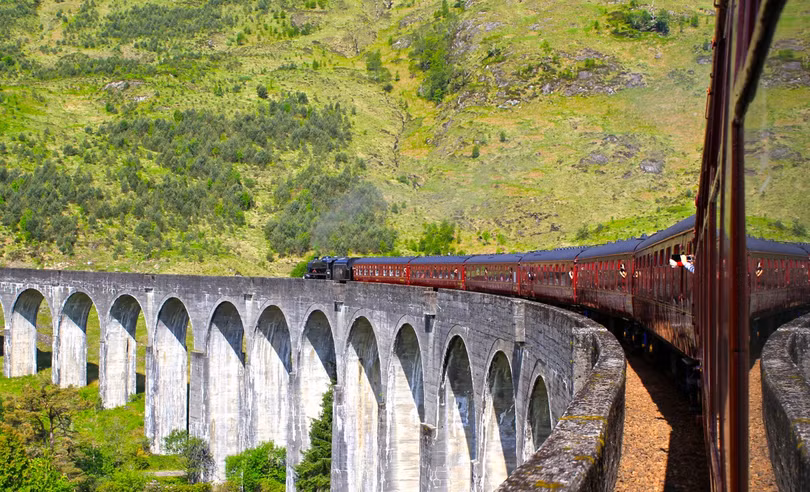 Ngắm cảnh trên tàu cao tốc xuyên quốc gia