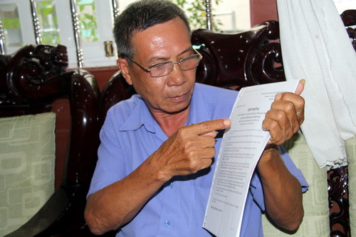 Ông Huỳnh Văn Lung lo lắng khi hơn 2,2 tỷ của mình không biết có lấy lại được không. Ảnh:Phước Tuấn