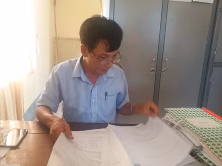 Ông Lý - Trưởng Công an thị trấn Thiên Cầm xác nhận có lập biên bản xe tải chở chất thải từ nhà máy Formosa ra đổ tại bãi rác thị trấn Thiên Cầm vào ngày 20.5.2015. Ảnh: Trần Tuấn