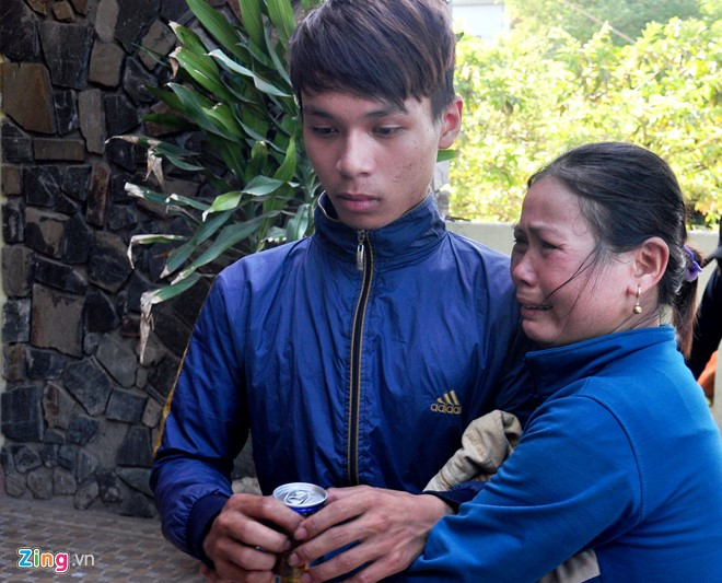 Bà Năng òa khóc ôm con trai Võ Văn Cầu(17 tuổi) vừa thoát nạn từ vùng biển Hoàng Sa trở về. Ảnh:Minh Hoàng.