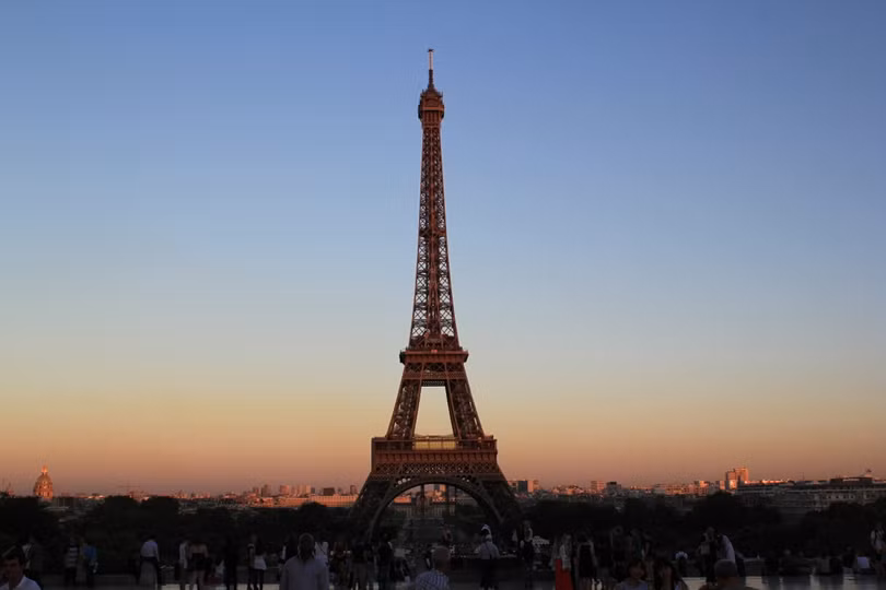 Ngắm mặt trời lặn qua tháp Eiffel