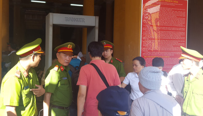 Kiểm tra an ninh những người được triệu tập tham dự phiên tòa -Ảnh: HOÀNG ĐIỆP