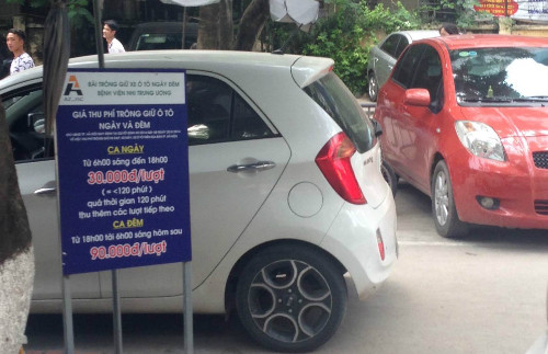 Bãi giữ xe ngay bên cạnh sảnh Khoa Cấp cứu Bệnh viện nhi. Ảnh:Vinh An