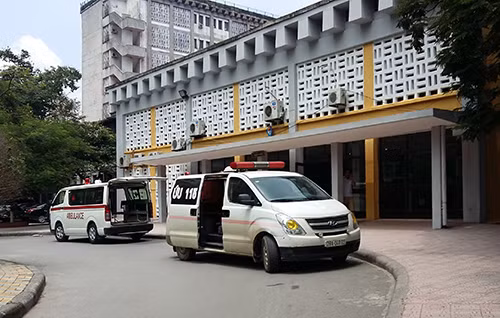 Nơi xảy ra vụ bảo vệ chặn xe cứu thương ở Bệnh viện nhi Trung ương gây xôn xao dư luận. Đến nay các xe cấp cứu ngoại tỉnh được đỗ khá lâu trong khuôn viên bệnh viện. Ảnh: Bá Đô