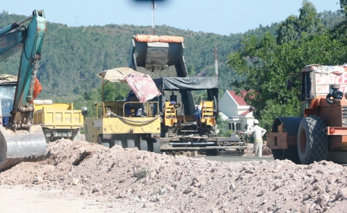 Dự án bước vào giai đoạn hoàn thiện nền đường, thảm cấp phối đá dăm