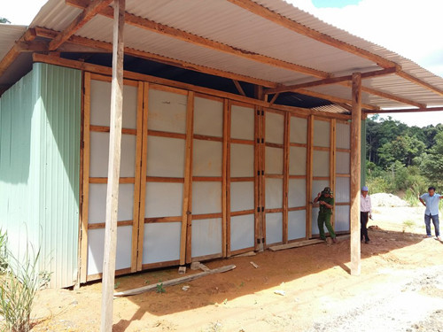 Một số nhà kho gần cửa khẩu cơ quan điều tra nhận định được dựng lên để giấu gỗ. Ảnh:Tiến Hùng.