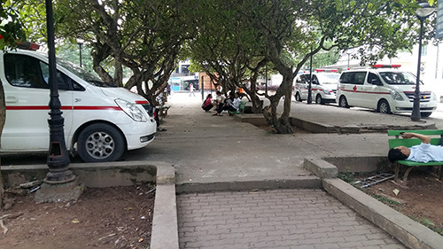 Cả chục xe cứu thương của Bệnh viện Bạch Mai túc trực sẵn ở sân, tuy nhiên những xe này thường có giá cao gấp đôi với những xe của các địa phương. Ảnh:Bá Đô