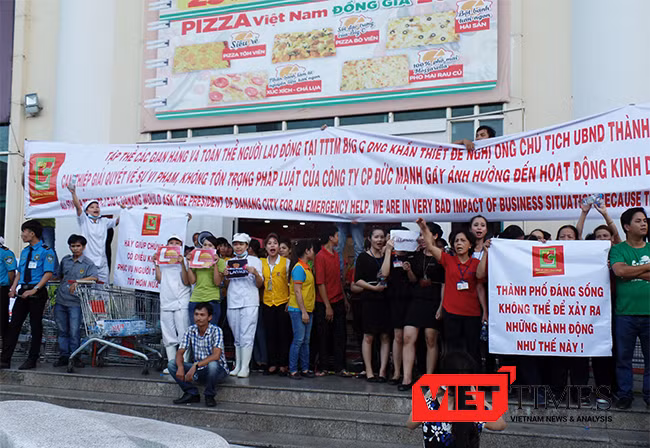 : Chiều ngày 7/7, hàng trăm người tụ tập, căng biểu ngữ tại cổng Trung tâm Thương mại Vĩnh Trung Đà Nẵng phản đối Công ty Cổ phần Đức Mạnh gây khó