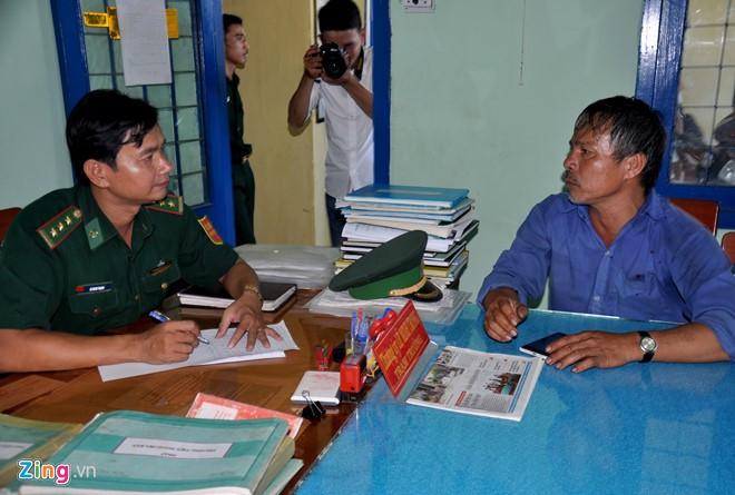 Thuyền trưởng Lựu trình báo với Trạm kiểm soát biên phòng Sa Kỳ về tàu hải cảnh Trung Quốc đâm chìm tàu cá, đánh ngư dân ở Hoàng Sa. Ảnh:Minh Hoàng.