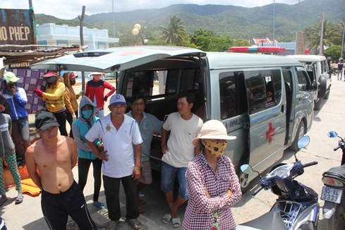 Lật bè trên Vịnh Vĩnh Hy, 2 người chết, 4 người bị thương ảnh 3