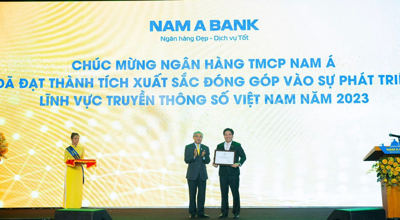 Chủ tịch Hội Truyền thông số Việt Nam Nguyễn Minh Hồng trao Bằng khen cho Nam A Bank đại diện là Phó TGĐ thường trực Trần Khải Hoàn