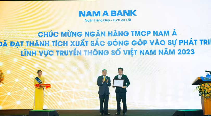Chủ tịch Hội Truyền thông số Việt Nam Nguyễn Minh Hồng trao Bằng khen cho Nam A Bank đại diện là Phó TGĐ thường trực Trần Khải Hoàn