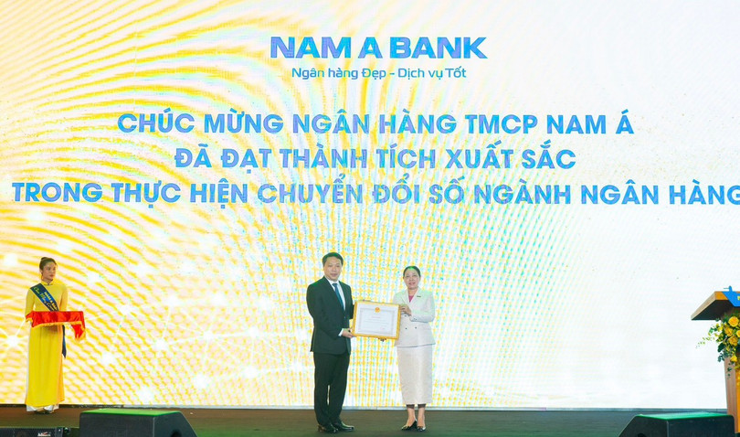 Thứ trưởng Thông tin và Truyền thông Nguyễn Huy Dũng trao Bằng khen của Bộ trưởng Bộ Thông tin và Truyền thông cho Nam A Bank đại diện là Phó Chủ tịch HĐQT Võ Thị Tuyết Nga