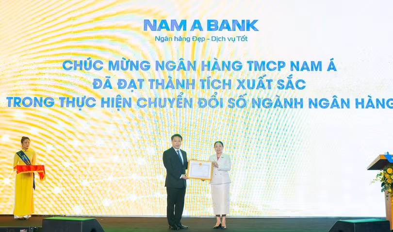 Thứ trưởng Thông tin và Truyền thông Nguyễn Huy Dũng trao Bằng khen của Bộ trưởng Bộ Thông tin và Truyền thông cho Nam A Bank đại diện là Phó Chủ tịch HĐQT Võ Thị Tuyết Nga