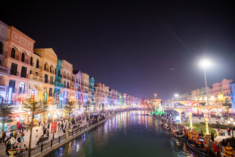 Hàng trăm cửa hàng, quán ăn dọc sông Venice thu hút du khách ghé thăm (Ảnh: Vingroup).