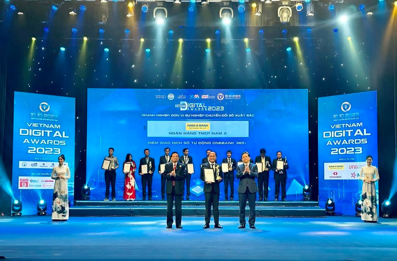 Nam A Bank nhận Giải thưởng Chuyển đổi số Việt Nam năm 2023 do Phó trưởng Ban Kinh tế Trung ương Nguyễn Đức Hiển và nguyên Bộ trưởng Bộ Thông tin và Truyền thông Lê Doãn Hợp trao