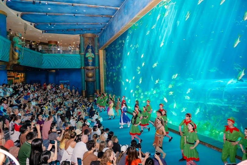 Show diễn "Nàng tiên cá phiên bản đặc biệt" trên nền nhạc Maroon 5 khuấy động không khí 8Wonder trước giờ G (Ảnh: Vingroup).