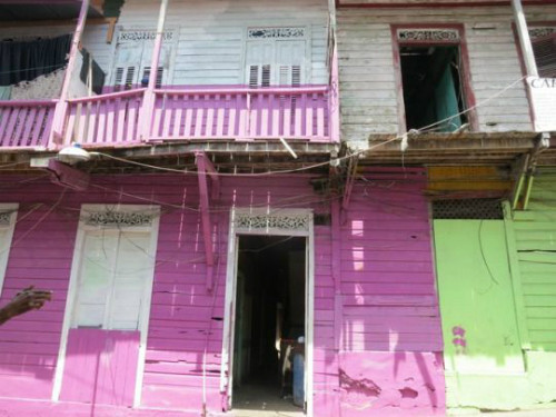 Những khung cửa sổ, tường được sửa sang lại, sơn màu sắc tươi mới lên. Ảnh:Lanee Lee Những khung cửa sổ, tường được sửa sang lại, sơn màu sắc tươi mới lên. Ảnh:Lanee Lee