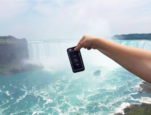 Lấy cảm hứng từ đoạn video của ban nhạc Mỹ Twenty One Pilots, người tham gia thử thách mạo hiểm với "dế cưng" phải nhón hai ngón tay cầm vào góc điện thoại, giơ ra trước những địa điểm mà nếu lỡ sơ sảy, bạn sẽ phải chia tay điện thoại của mình. Trong ảnh là một người tham gia thử thách mang tên #extremephonepinching ở thác Niagara. Ảnh:Instagram.