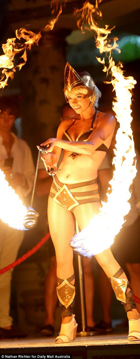 Tay chơi phóng đãng lại mở tiệc thác loạn, trực thăng, voi, xe dát vàng đỗ cổng ảnh 25