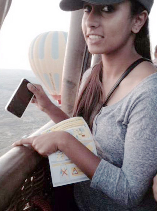 Một du khách khá rụt rè giơ iphone khi đang trên khinh khí cầu. Ảnh:Instagram.