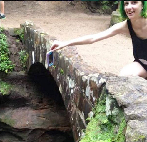 Dù tên gọi của thử thách chỉ hướng đến điện thoại nói chung nhưng hầu hết người tham gia đều sử dụng iphone. Ảnh:Instagram.