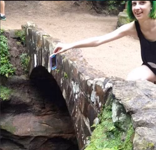 Dù tên gọi của thử thách chỉ hướng đến điện thoại nói chung nhưng hầu hết người tham gia đều sử dụng iphone. Ảnh:Instagram.