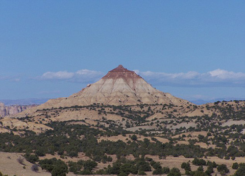 Mollie's Nipple (núi nhũ hoa) là một ngọn núi có hình dáng như bầu ngực, nằm ở thung lũng Hurricane, Utah, Mỹ. Đây là điểm đến để leo núi của nhiều du khách và ngôi sao Hollywood. Một trong những du khách từng đến đây là ngôi sao của phimTaken- Liam Neeson. Mollie's Nipple (núi nhũ hoa) là một ngọn núi có hình dáng như bầu ngực, nằm ở thung lũng Hurricane, Utah, Mỹ. Đây là điểm đến để leo núi của nhiều du khách và ngôi sao Hollywood. Một trong những du khách từng đến đây là ngôi sao của phimTaken- Liam Neeson.