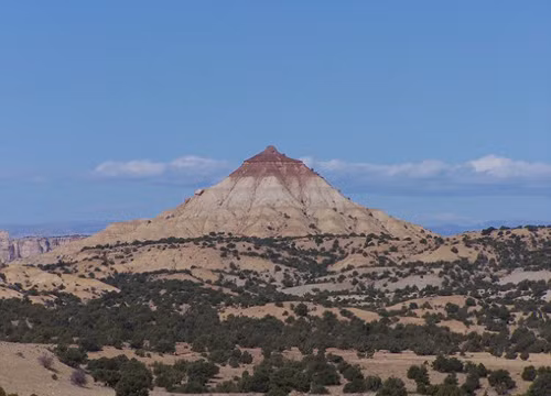 Mollie's Nipple (núi nhũ hoa) là một ngọn núi có hình dáng như bầu ngực, nằm ở thung lũng Hurricane, Utah, Mỹ. Đây là điểm đến để leo núi của nhiều du khách và ngôi sao Hollywood. Một trong những du khách từng đến đây là ngôi sao của phimTaken- Liam Neeson. Mollie's Nipple (núi nhũ hoa) là một ngọn núi có hình dáng như bầu ngực, nằm ở thung lũng Hurricane, Utah, Mỹ. Đây là điểm đến để leo núi của nhiều du khách và ngôi sao Hollywood. Một trong những du khách từng đến đây là ngôi sao của phimTaken- Liam Neeson.