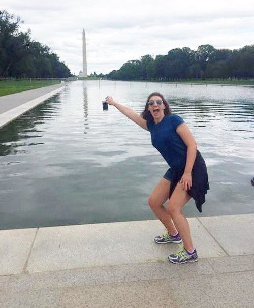 Cơn sốt cầm điện thoại lủng lẳng trên ban công, bồn cầu vệ sinh được khách du lịch hưởng ứng bằng việc thực hiện thử thách tại những điểm đến họ đi qua. Những chiếc iphone bị dọa thả rơi xuất hiện ở nhiều địa danh nổi tiếng như thác Niagara, tượng đài Washington đến Grand Canyon... Ảnh:Instagram.