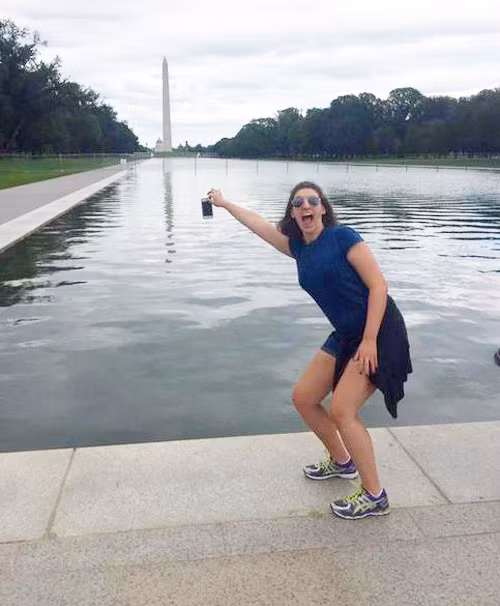 Cơn sốt cầm điện thoại lủng lẳng trên ban công, bồn cầu vệ sinh được khách du lịch hưởng ứng bằng việc thực hiện thử thách tại những điểm đến họ đi qua. Những chiếc iphone bị dọa thả rơi xuất hiện ở nhiều địa danh nổi tiếng như thác Niagara, tượng đài Washington đến Grand Canyon... Ảnh:Instagram.