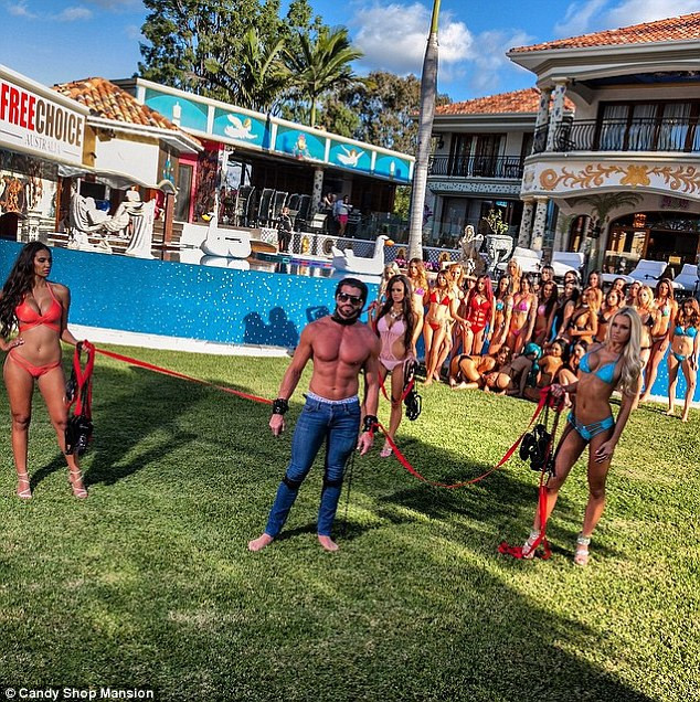 Tỷ phú trụy lạc khoe siêu xe dát vàng, sống trác táng cùng dàn mỹ nữ ảnh 7