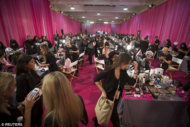 Ê-kíp dành khoảng 24 giờ cho công tác chuẩn bị hậu trường. Đây là show thời trang kỷ niệm 20 năm của hãng nội y danh tiếng với sự tham gia của 44 người mẫu. Hậu trường nóng bỏng ở Victoria's Secret Show 2015