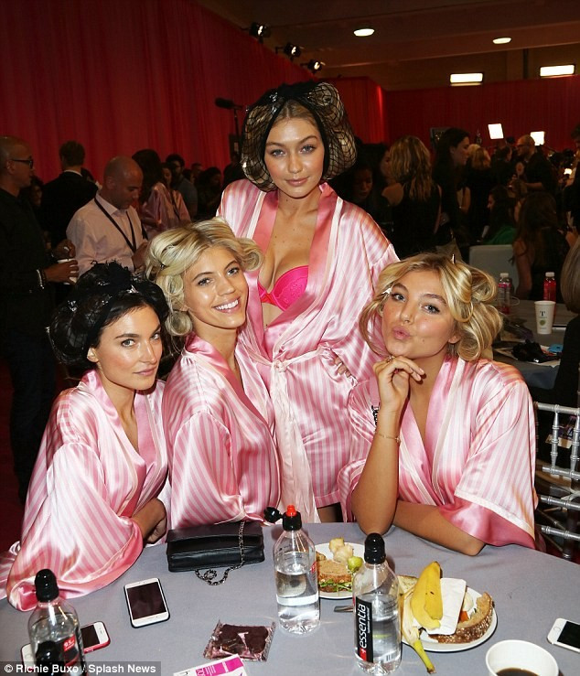 Các người mẫu ăn nhẹ trước giờ diễn. Hậu trường nóng bỏng ở Victoria's Secret Show 2015