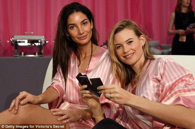 Lily Aldridge và Behati Prinsloo. Hậu trường nóng bỏng ở Victoria's Secret Show 2015