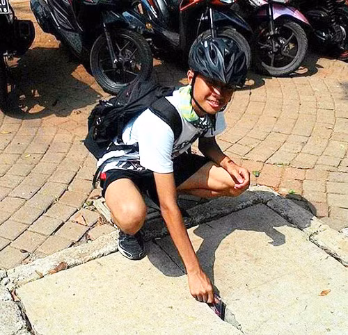 Không chỉ chụp ảnh, người tham gia thử thách cònquay video ghi lại quá trình thực hiện. Đoạn video nhón tay cầm điện thoại lâu bao nhiêu càng thể hiện độ liều lĩnh của người tham gia với "dế yêu"đắt tiền của mình. Ảnh:Instagram.