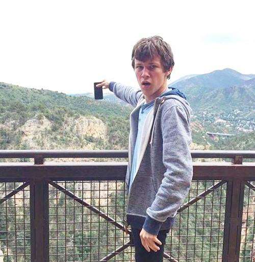 Một thanh niên thực hiện thử thách ở Colorado, Mỹ với vẻ mặt căng thẳng. Ảnh:Instagram.