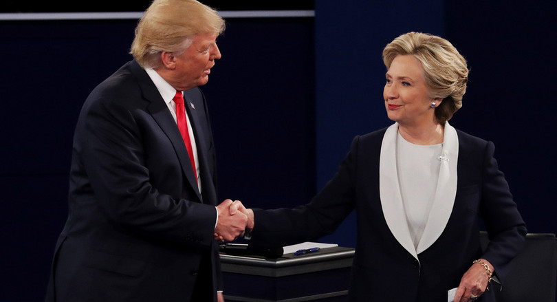 Hai ứng viên bắt tay nhau khi tranh luận kết thúc. Sự tôn trọng với nhau có lẽ chỉ thể hiện ở bên ngoài khi trận 