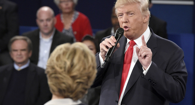 Trump tranh luận với bà Hillary trong trạng thái căng thẳng, đối địch với đối thủ nữ của mình.