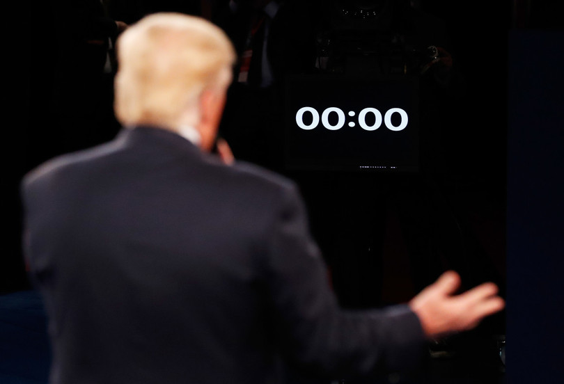 Đồng hồ điểm giờ kết thúc tranh luận.