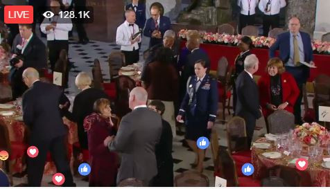 Tiệc trong Nhà Trắng bắt đầu được khởi động. Ông Trump đã chính thức trở thành tổng thống thứ 45 của nước Mỹ kể từ thời điểm này.