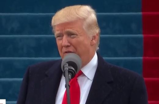 Trong lúc phát biểu ông Trump nhấn mạnh rằng nước Mỹ phải được kiểm soát bởi người dân Mỹ chứ không phải chính quyền. Tuyên bố của tân Tổng thống Mỹ nhận được các tràng vỗ tay tán dương từ hàng chục ngàn người phía dưới.