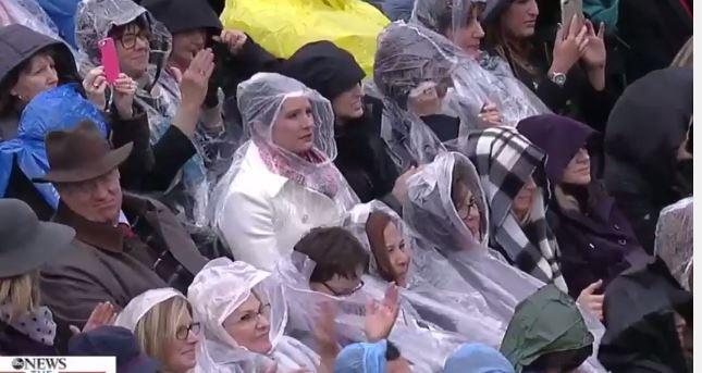 Người dân Mỹ đội mưa, chịu lạnh đang hướng sự chú ý vào bài phát biểu của tân Tổng thống Trump.